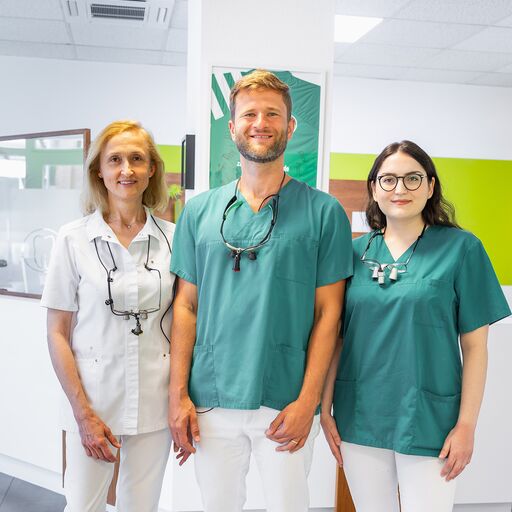 Die Zahnärzte aus Köln-Weiler: Dr. Karina Hilgner, Dr. Benjamin Vogt, Zahnärztin Dalit Nikomarova
