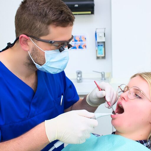 Behandlung bei den Zahnärzten Weiler