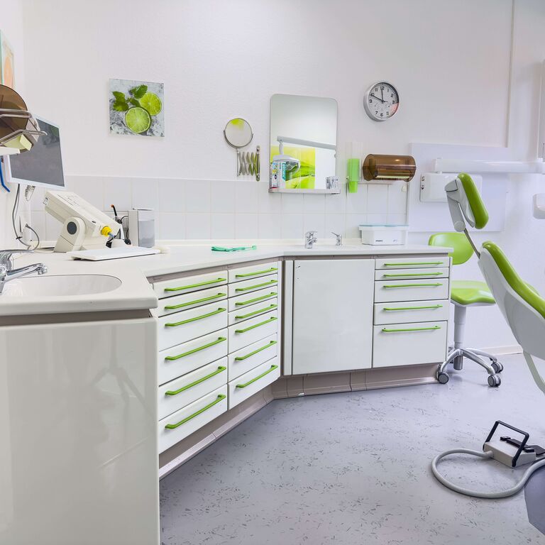 Blick in einen Behandlungsraum der Zahnärzte Weiler