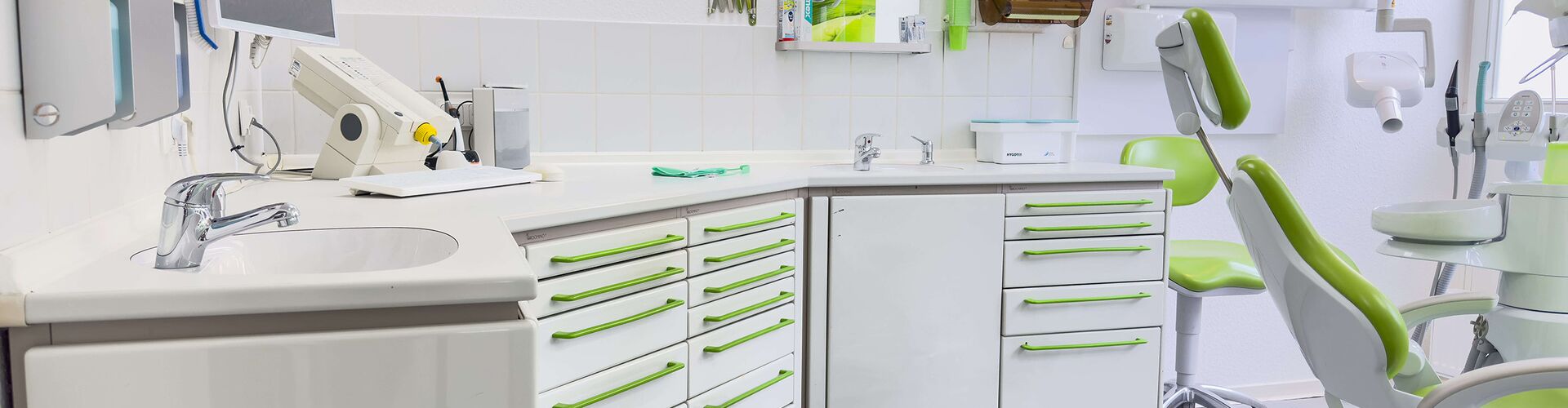 Blick in einen Behandlungsraum der Zahnärzte Weiler
